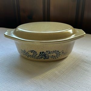 Pyrex homestead casserole dish with lid